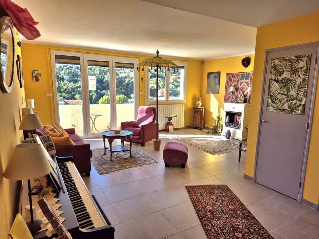 Elutuba - Top-Floor Apartment with View in Alès