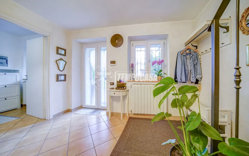Esik - Semi-Detached House with Garden in Sumirago