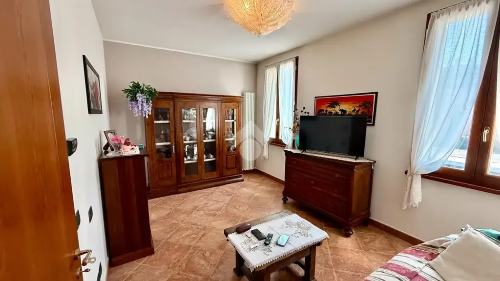 Elutuba - Two-Storey Apartment with Balcony in Guastalla