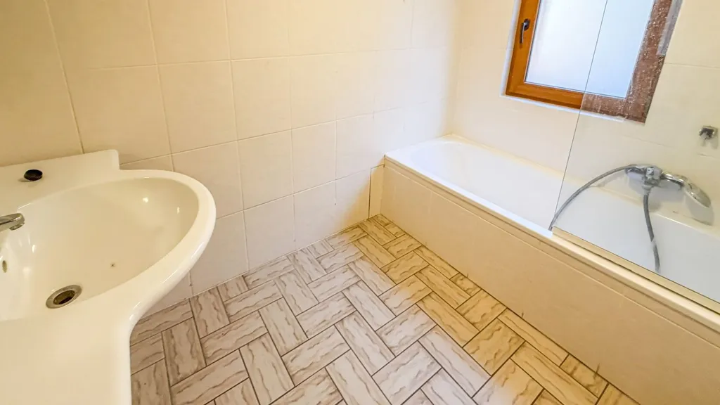 Salles de bain - Villa Rénovée avec Jardin et Bureau à Proximité des Axes