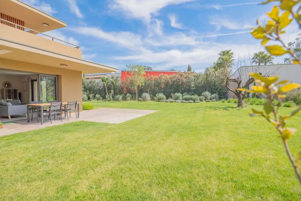 Aed - Luxury Apartment with Garden in Grimaud
