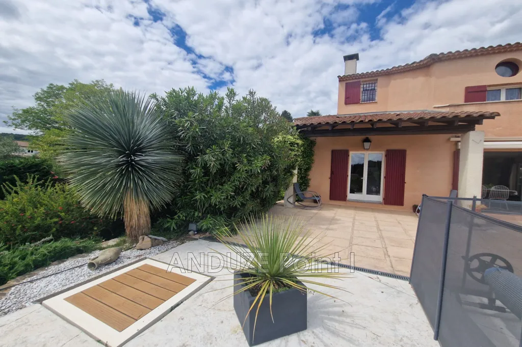 Terrasse - Villa Luxueuse avec Piscine à Anduze