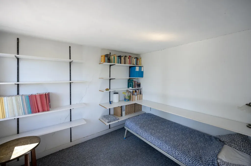 Bureau - 3-Bedroom Apartment with Free View in Amsterdam