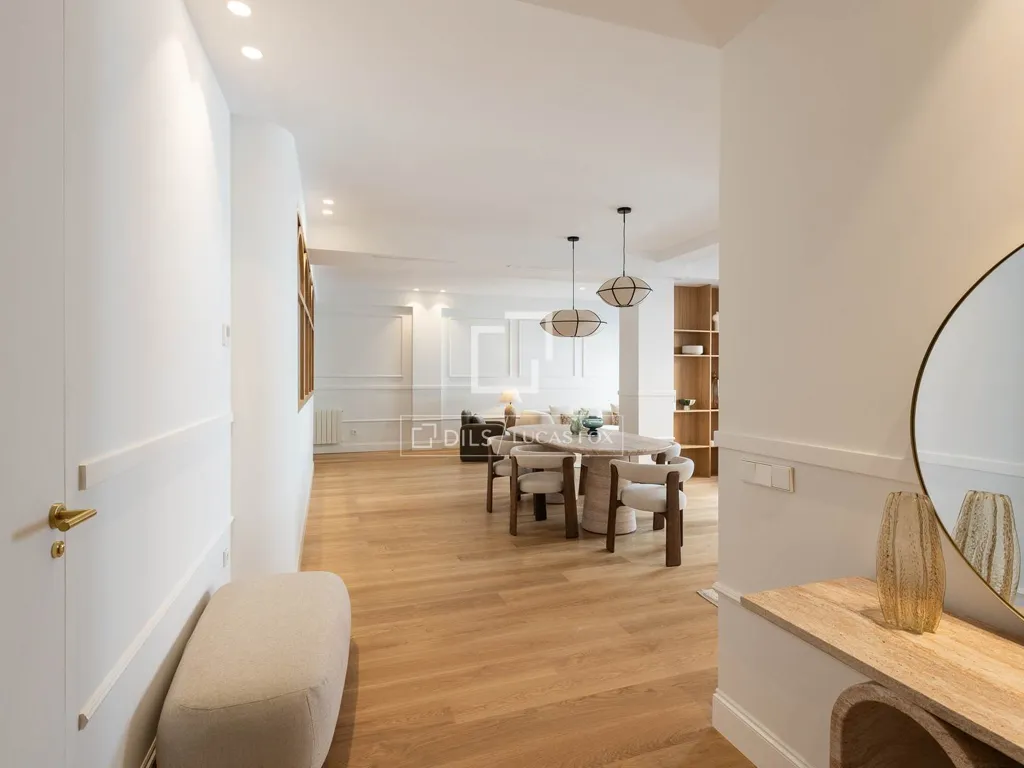 Dining Room - Luxury Flat with High Ceilings in Salamanca