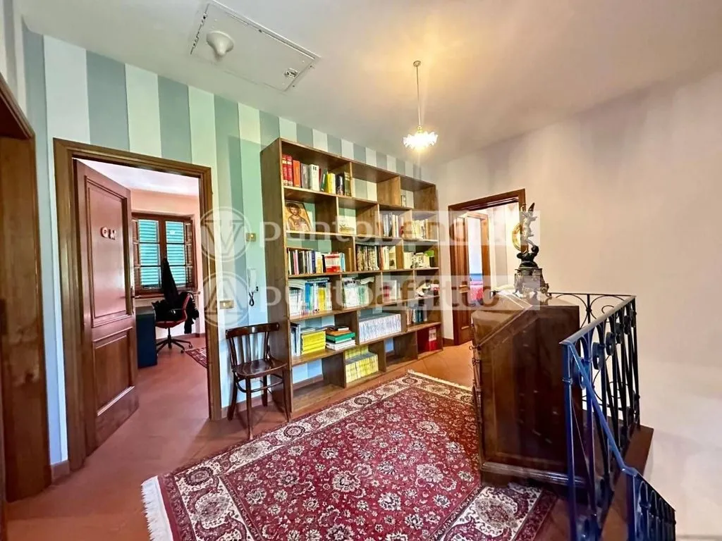 Kabinet - Country House with Pool Potential in Capannori