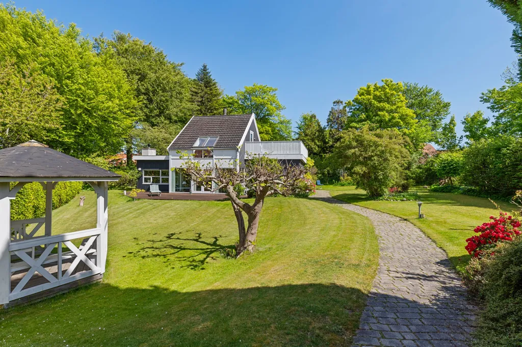 Jardin - Year-Round House with Sea View in Dronningmølle