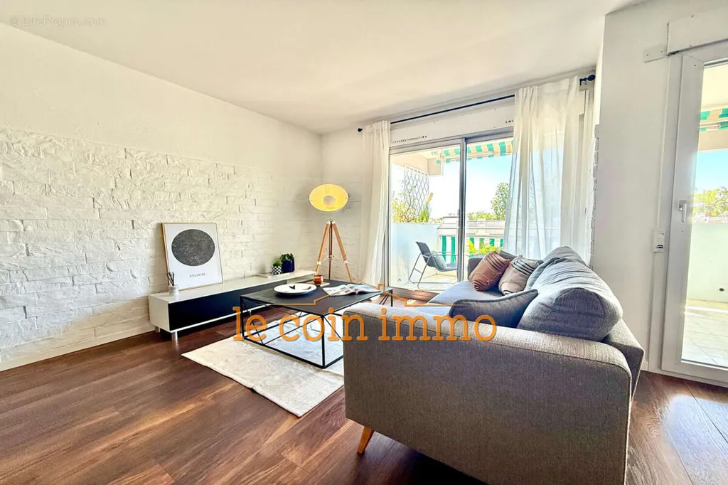 Séjour - Appartement Rénové avec Terrasse à Antibes