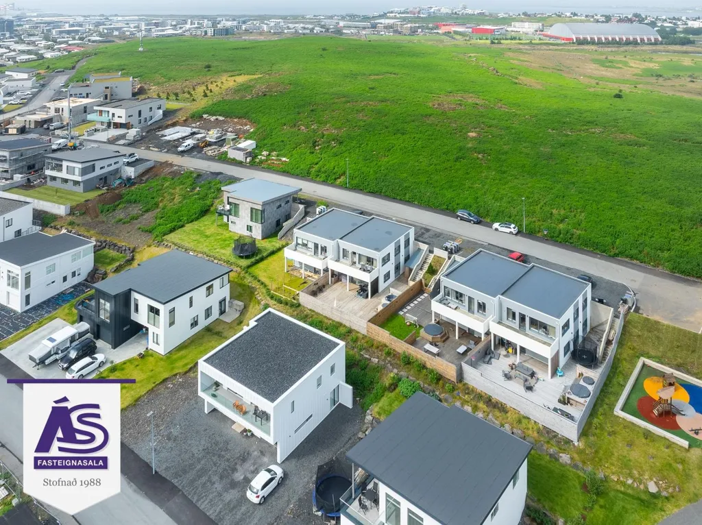 Vista aerea - Newly Built Duplex with Garden in Skarðshlíð