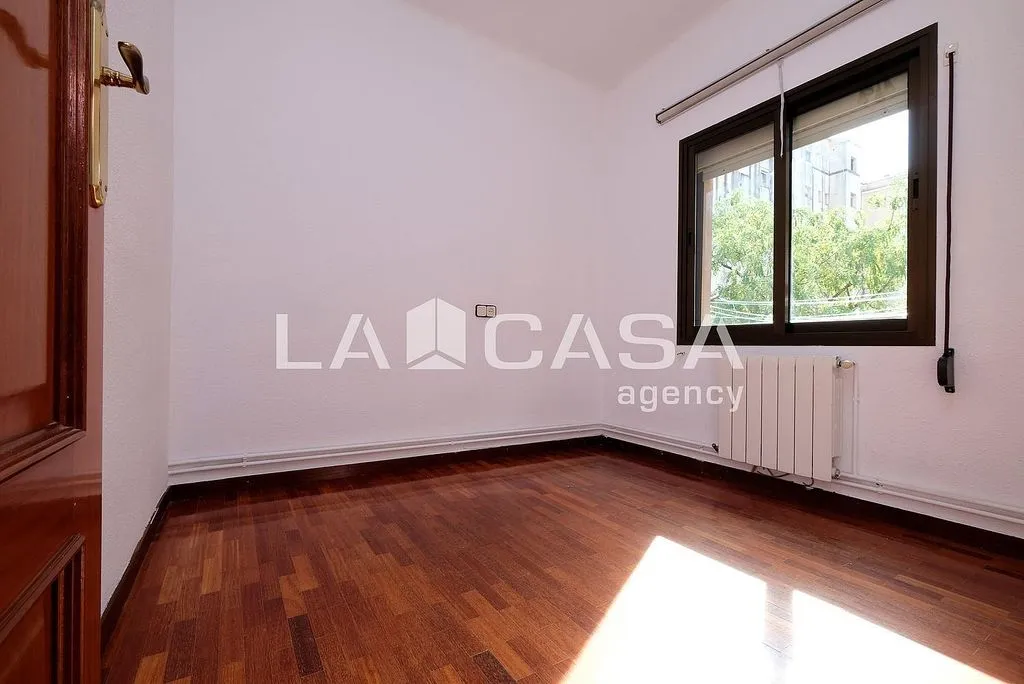 Toad - East-West Oriented Flat near Passeig Maragall