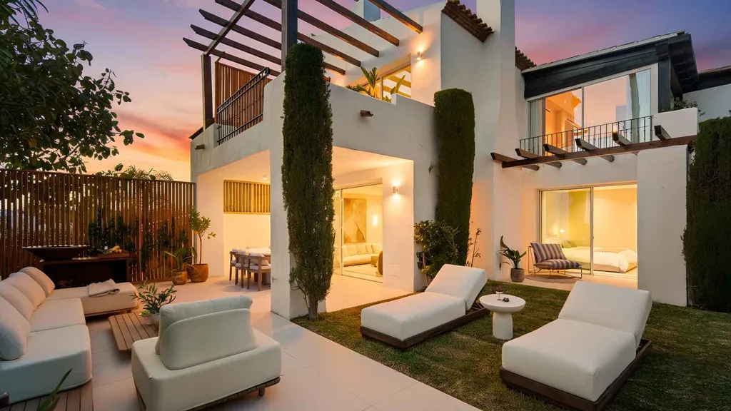 Terrasse - Corner Semi-Detached Villa with Pool in Marbella