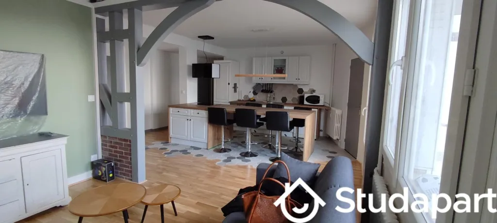 Séjour - Chambre dans Colocation Meublée à Rue Alfred Nobel