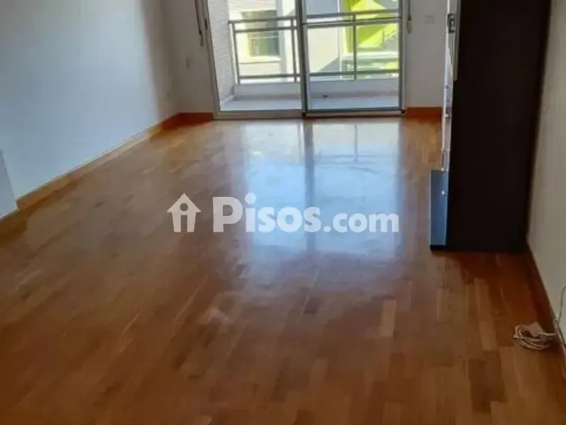 Elutuba - Spacious 4-Bedroom Flat with Balcony in Ronda Sur