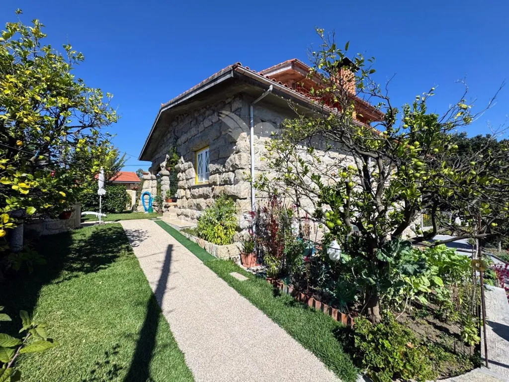 Garden - Detached House with Solar Exposure in Guimarães
