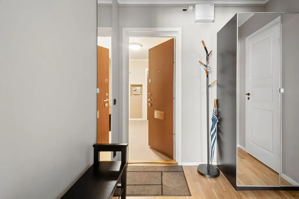 Entrée - Renovated Apartment with Järvafältet View in Akalla
