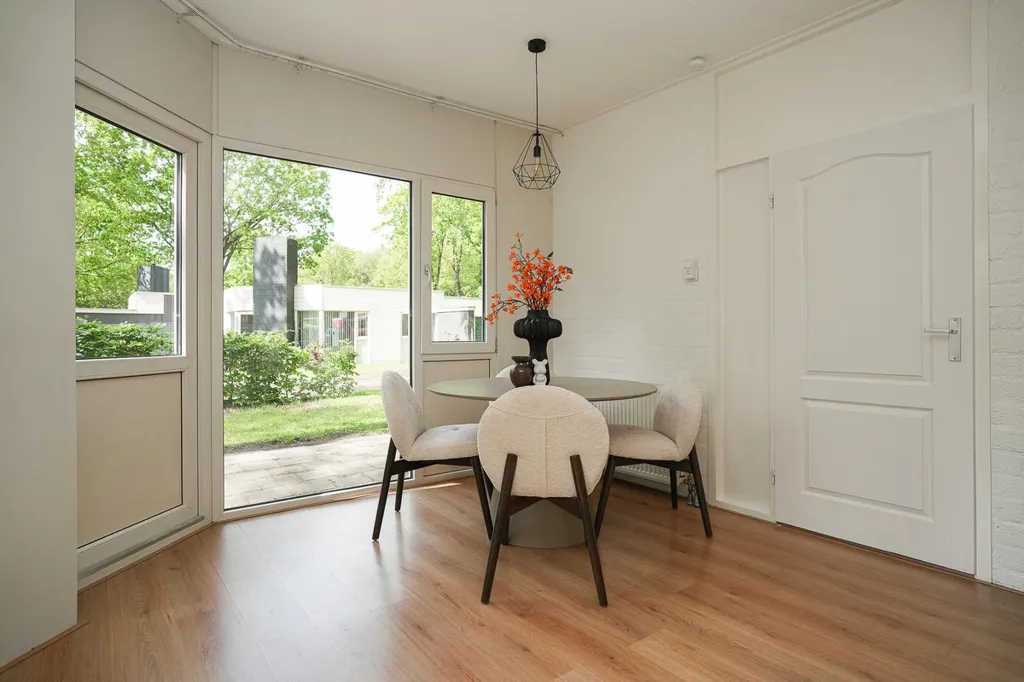 Söögituba - Linked Bungalow with Park View in Erm