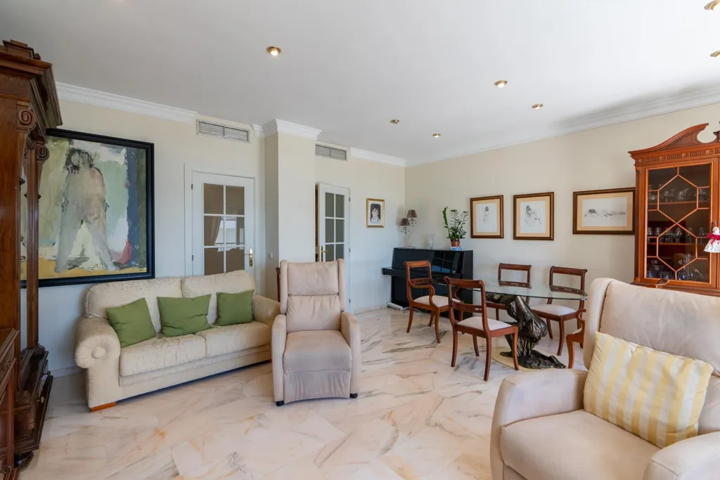 Séjour - Apartment with Sea Views on Estepona Promenade