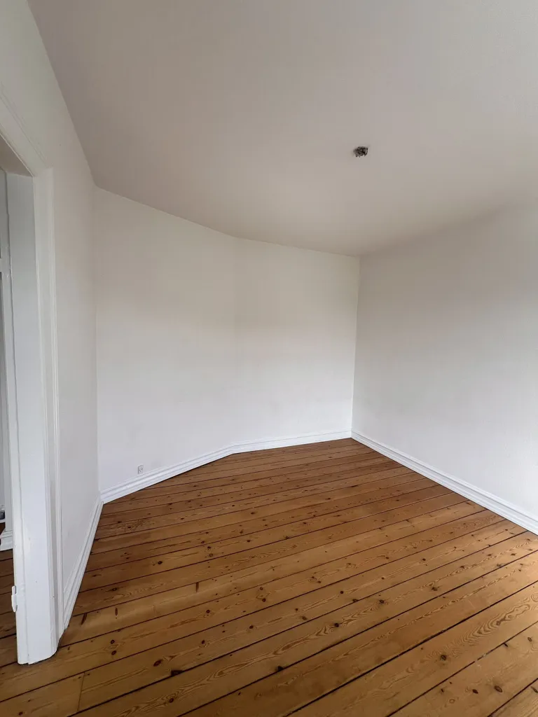 Pièces - 3-Room Apartment with Terrace in Central Location