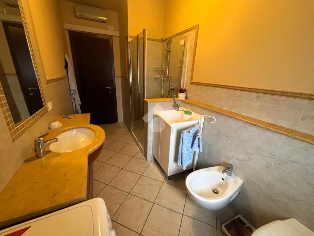 Salles de bain - Quadrilocale with Balcony in Mantova