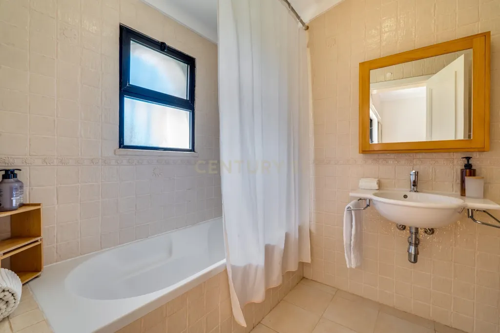Bathrooms - Sea View Villa with Pool in Alvor