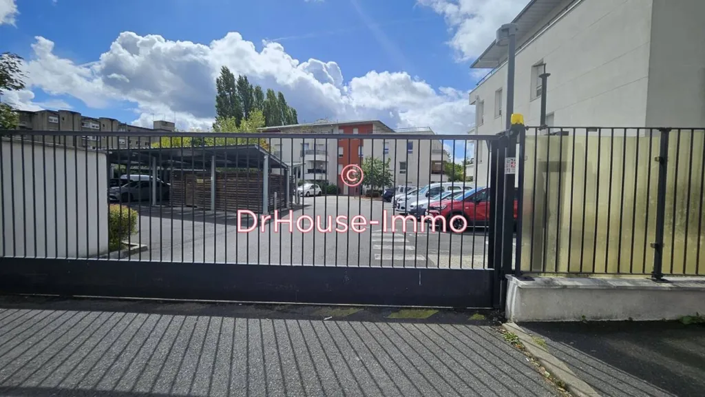 Extérieur - Box de Parking Sécurisé à Savigny-le-Temple