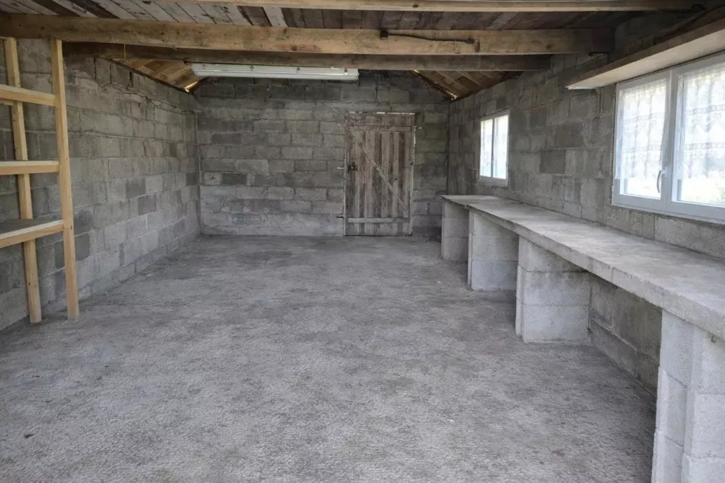 Garage - Maison de Plain-Pied avec Terrain à Spézet
