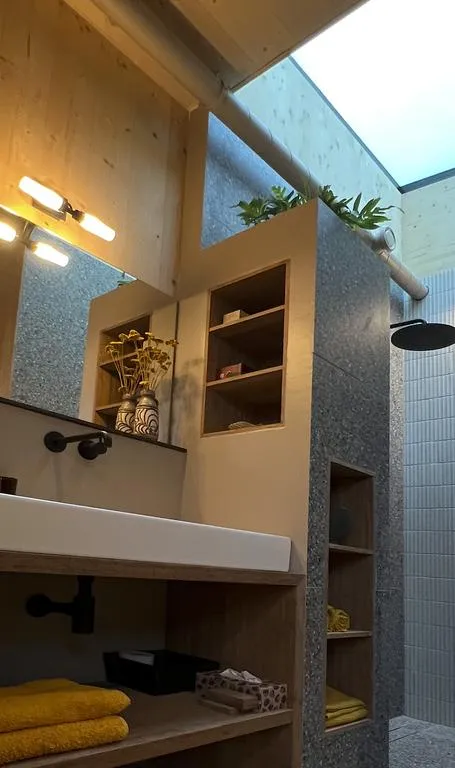 Vannitoad - Gloved-in CLT Apartment in Amsterdam North