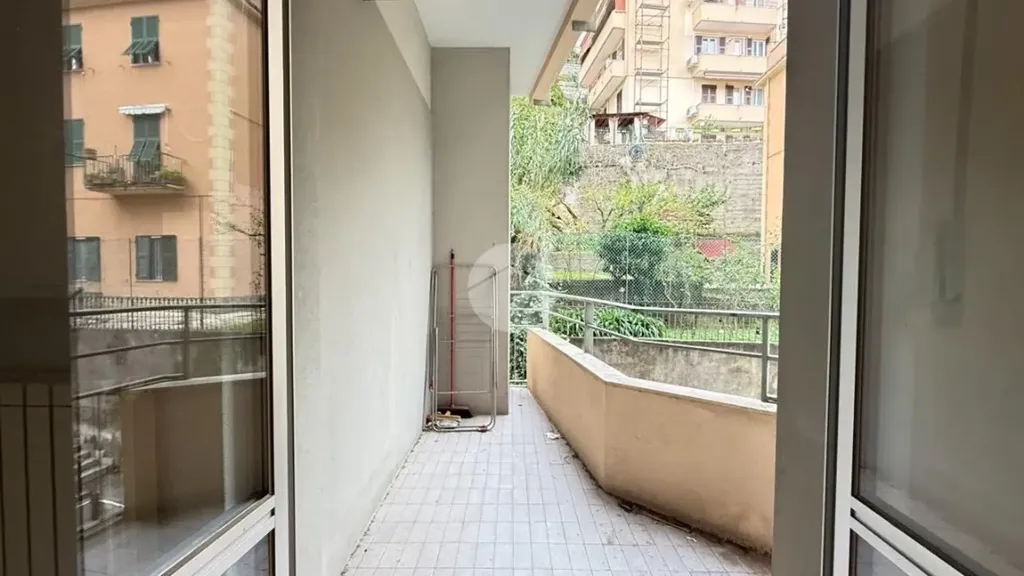 Rõdu - Spacious Flat with Balcony in Genoa