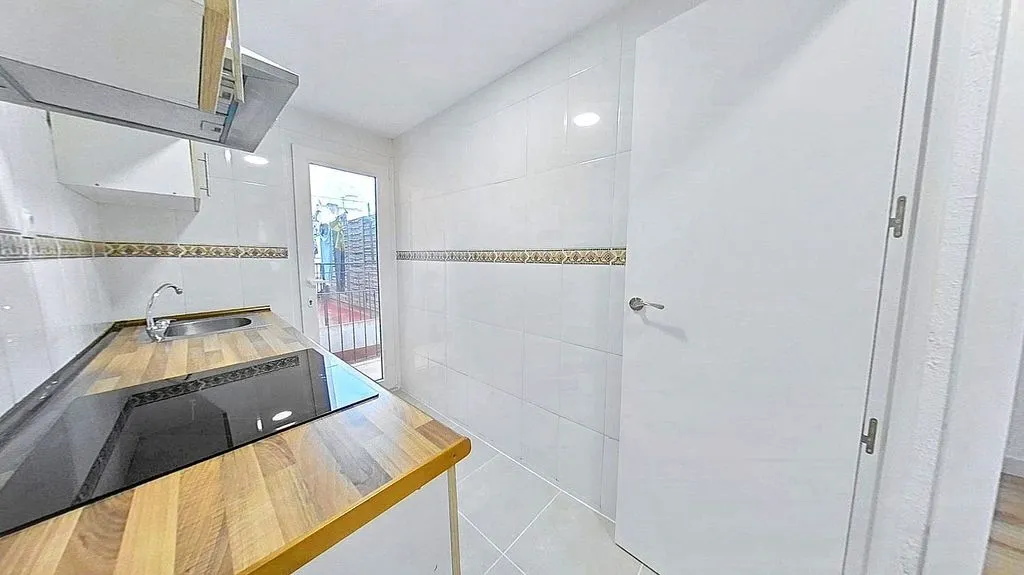 Kitchen - Three-Bedroom Apartment with Terrace in Sedaví