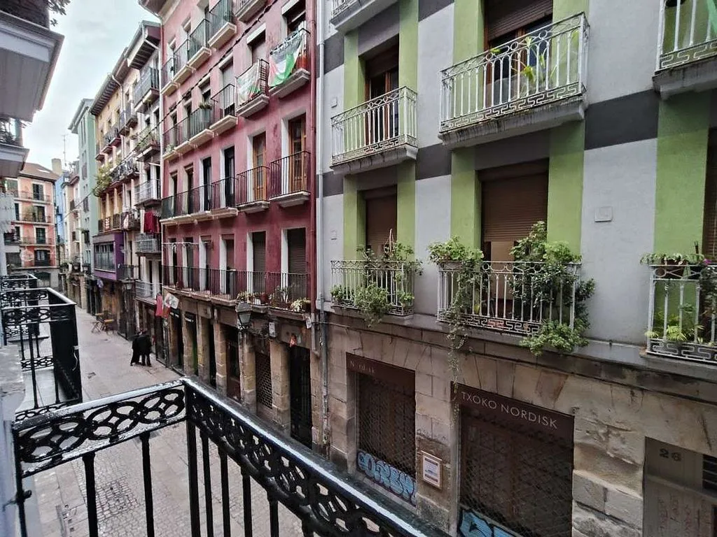 Balcon - Reformed Flat with Balcony in Bilbao's Old Town
