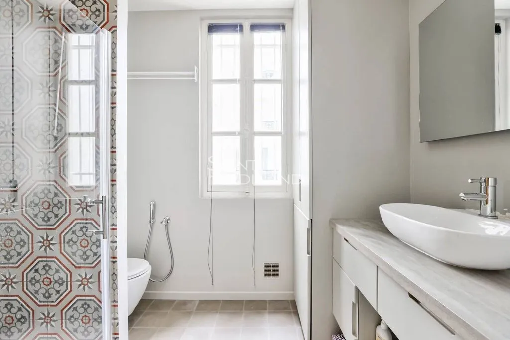 Salles de bain - Appartement Meublé avec Vue sur la Ville à Paris