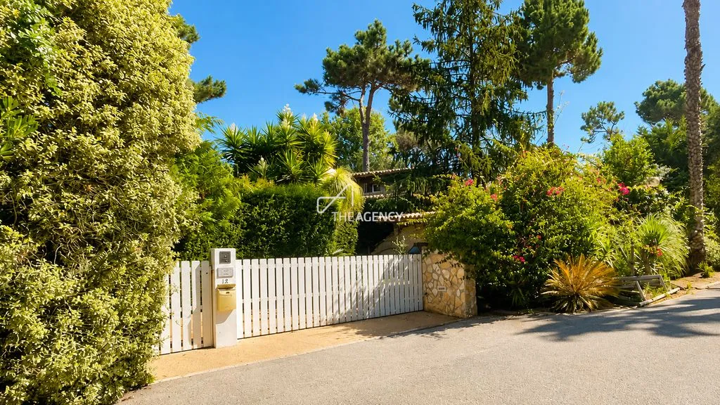Exterior - Luxury Villa with Pool in Charneca de Caparica
