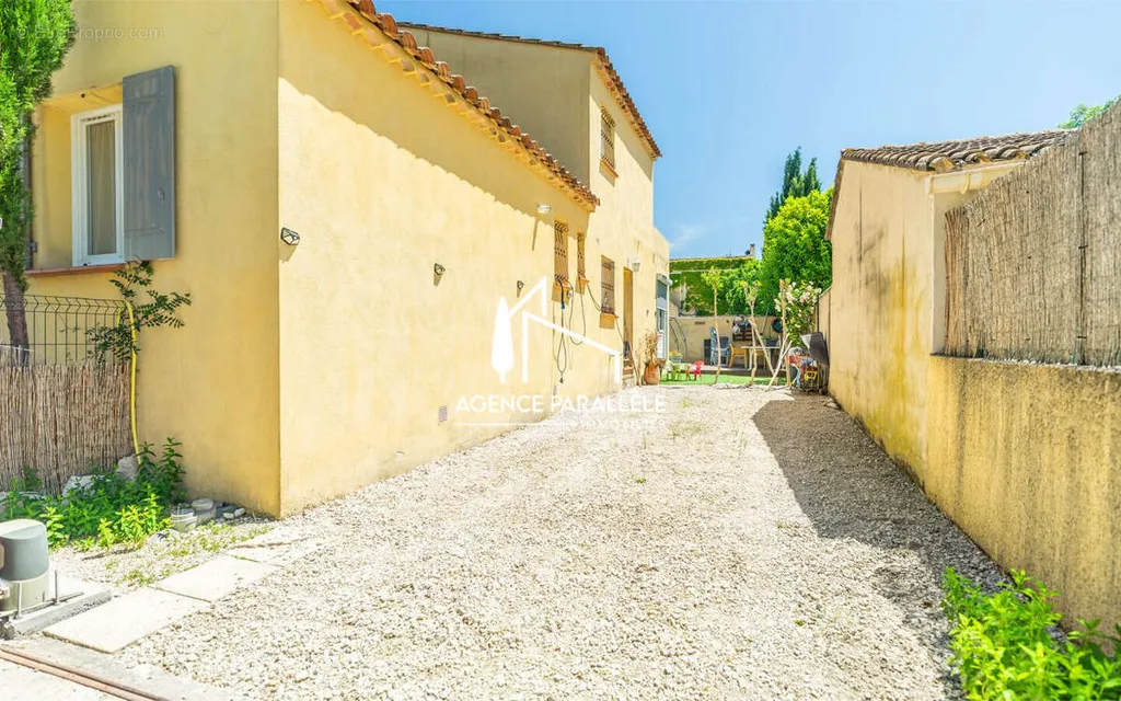 Aed - Three-Unit Apartment Complex with Private Gardens in L'Isle-sur-la-Sorgue