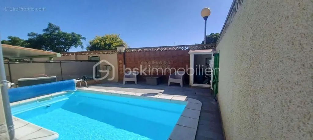 Piscine - Villa Traditionnelle avec Studio et Piscine à Vendre