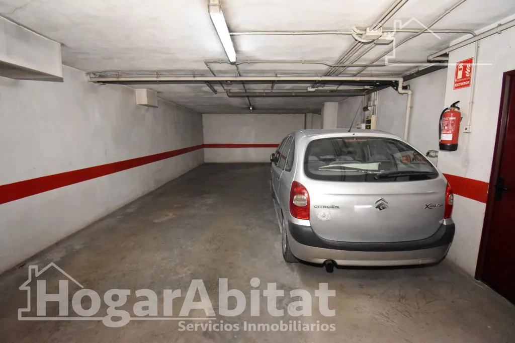 Garage - Spacious Corner Flat with Garden View in Castellón