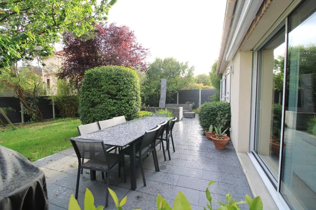 Terrace - Traditional House with Garden in Montgeron