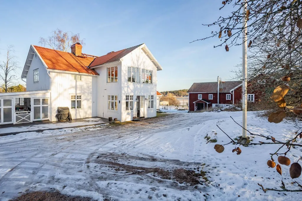 Exterior - Well-Maintained Farmhouse with Stables in Västernorrland