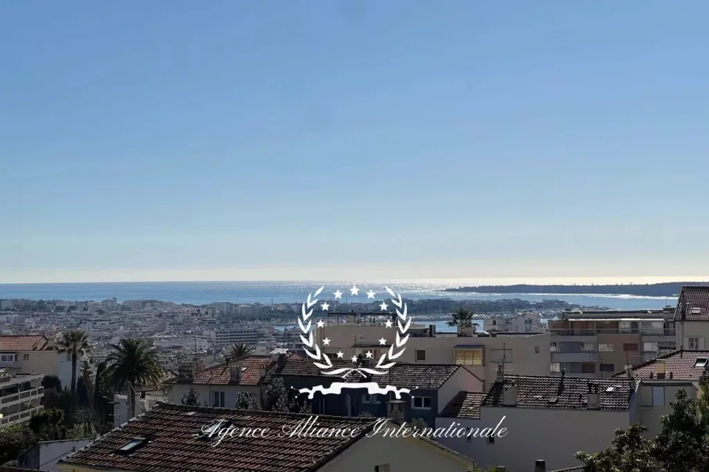 Rõdu - 3-Bedroom Apartment with Sea View in Cannes