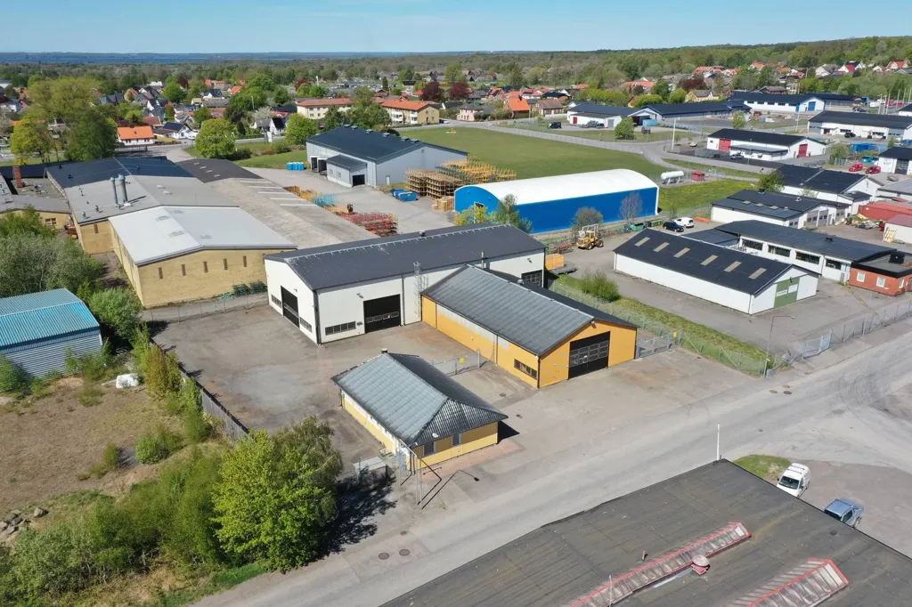 Õhuvaade - Industrial Property with Large Hall in Central Hörby