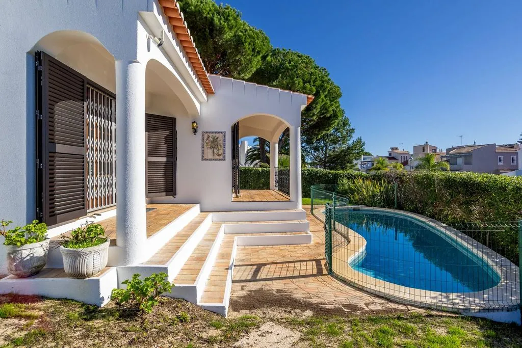 Bassein - Moorish Villa with Pool in Vilamoura