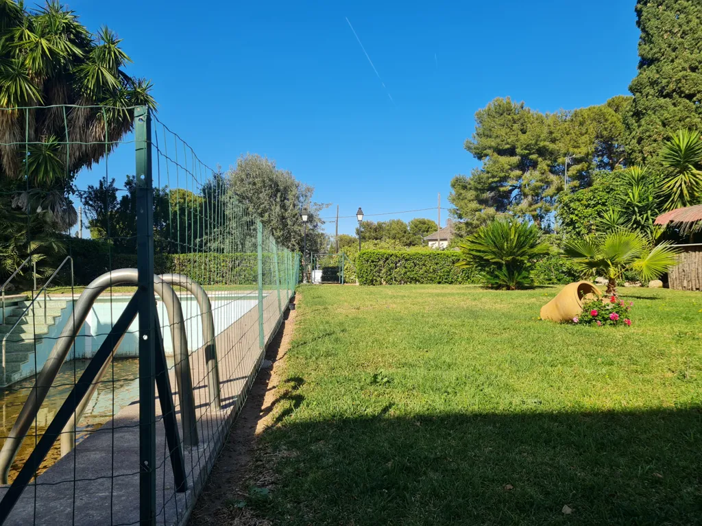 Jardin - Señorial Chalet for Renovation with Pool in La Cañada