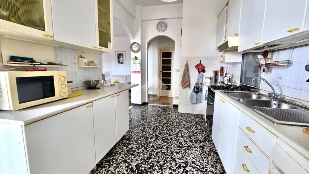 Cuisine - Spacious Apartment with Panoramic Terrace in Albenga