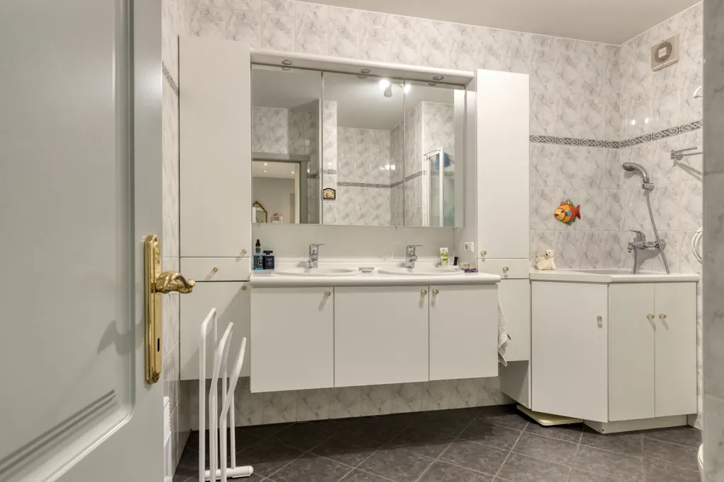 Salles de bain - Appartement avec Terrasse et Garage à Schoten