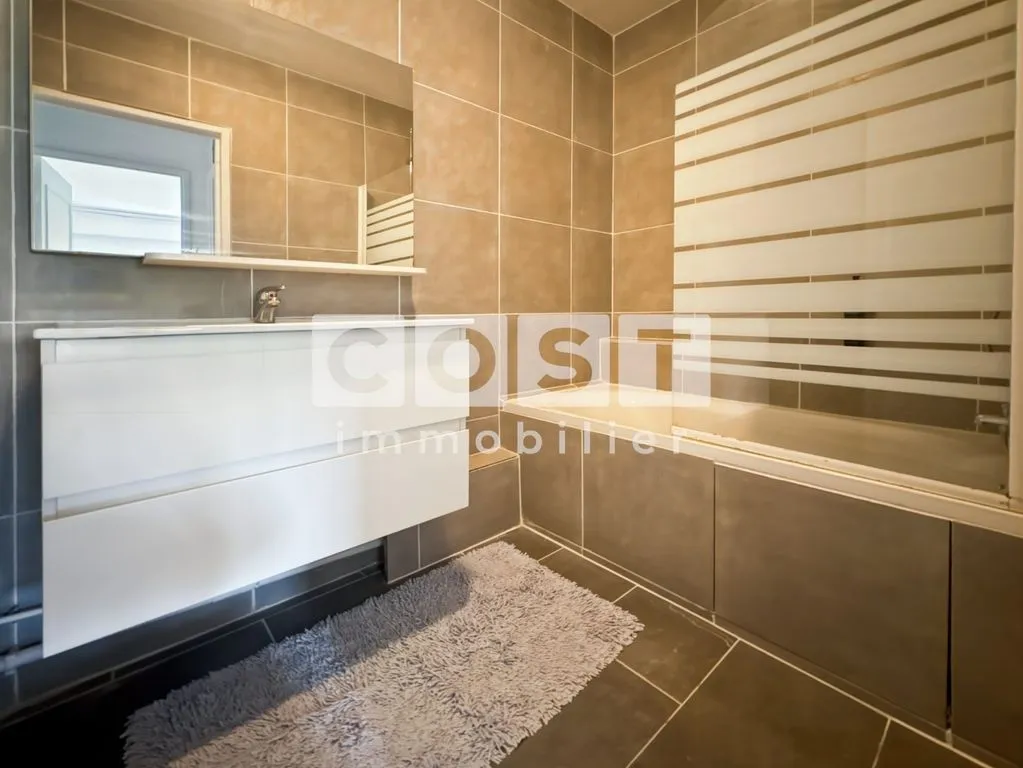 Bathrooms - Luxury Flat with Balcony in Courbevoie