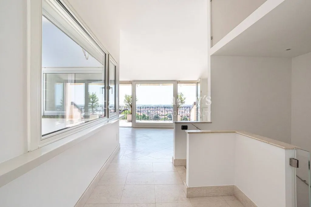 Esik - Detached House with Green Views in Bergamo