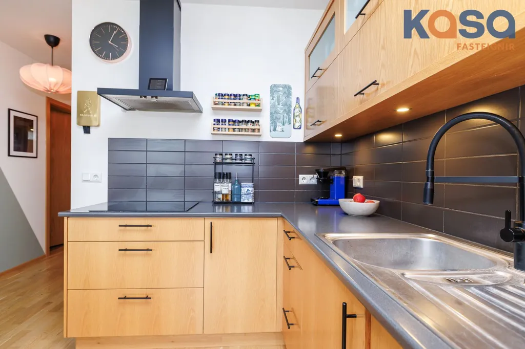 Cuisine - 3-Bed Apartment with Balcony in Naustahverfi