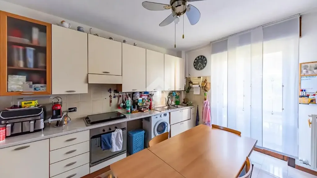Köök - 3-Bedroom Apartment with Balcony in Lainate
