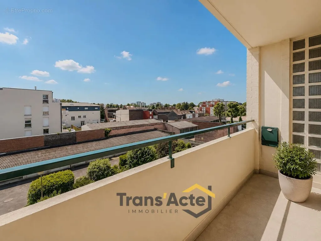 Rõdu - Bright 3-Bed Flat with Balconies in Loos