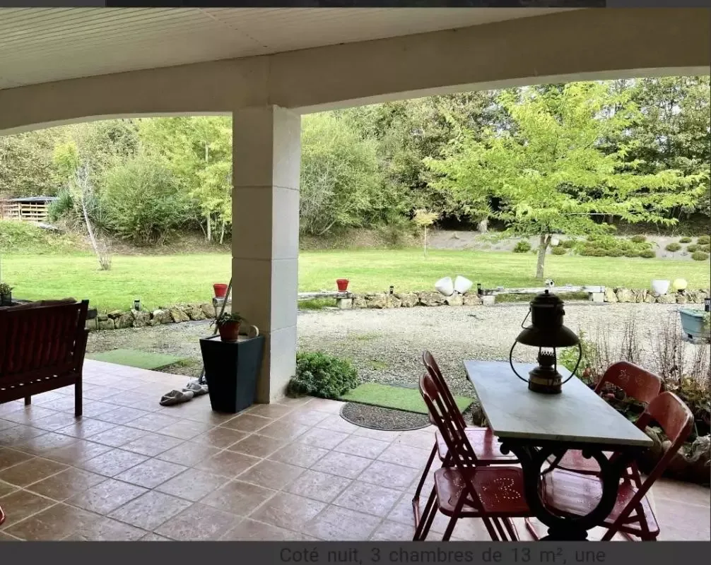 Terrasse - Maison Récemment Construite avec Spa à Perchède
