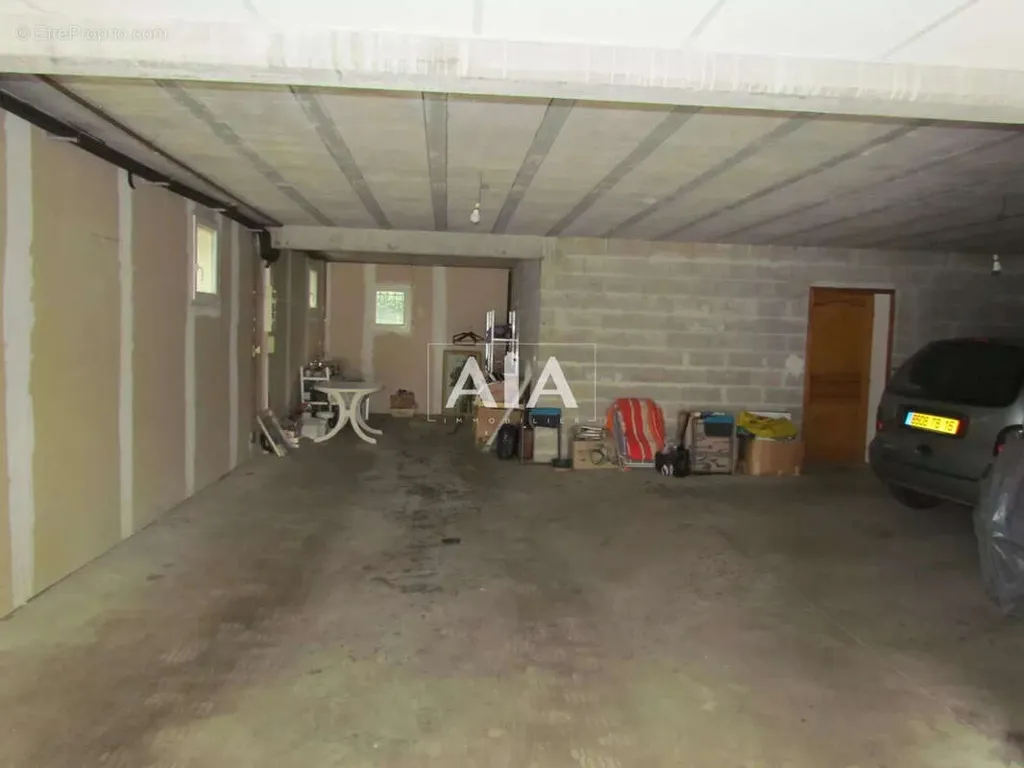 Garage - Maison Atypique avec Vue sur Rivière à Ruffec