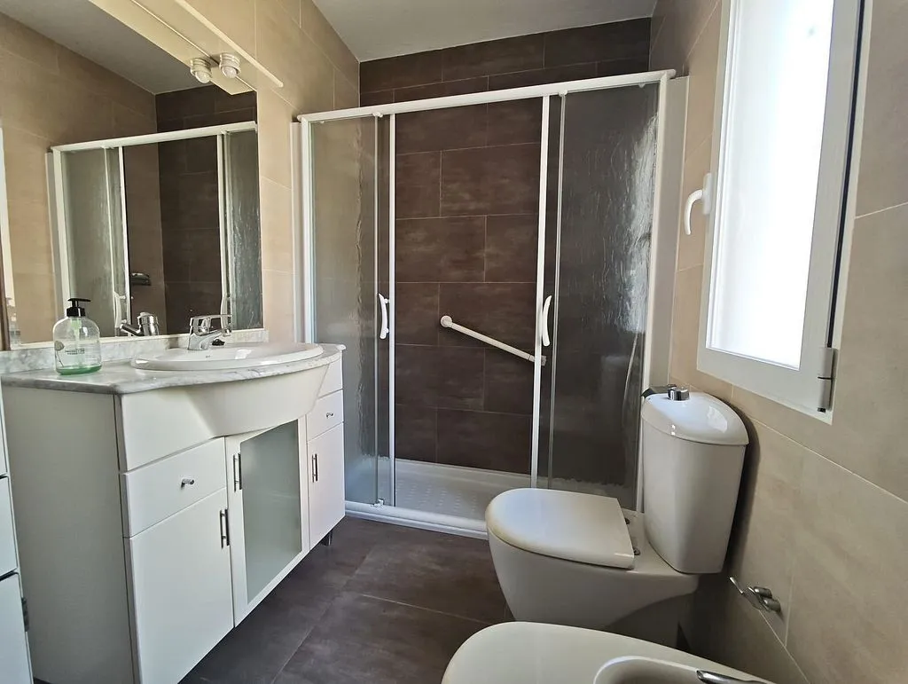 Bathrooms - Chalet with Terrace in Foietes, Benidorm